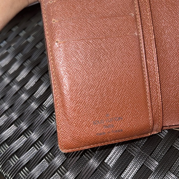 Louis Vuitton Wallet with Coin Purse - Picture 3 of 4